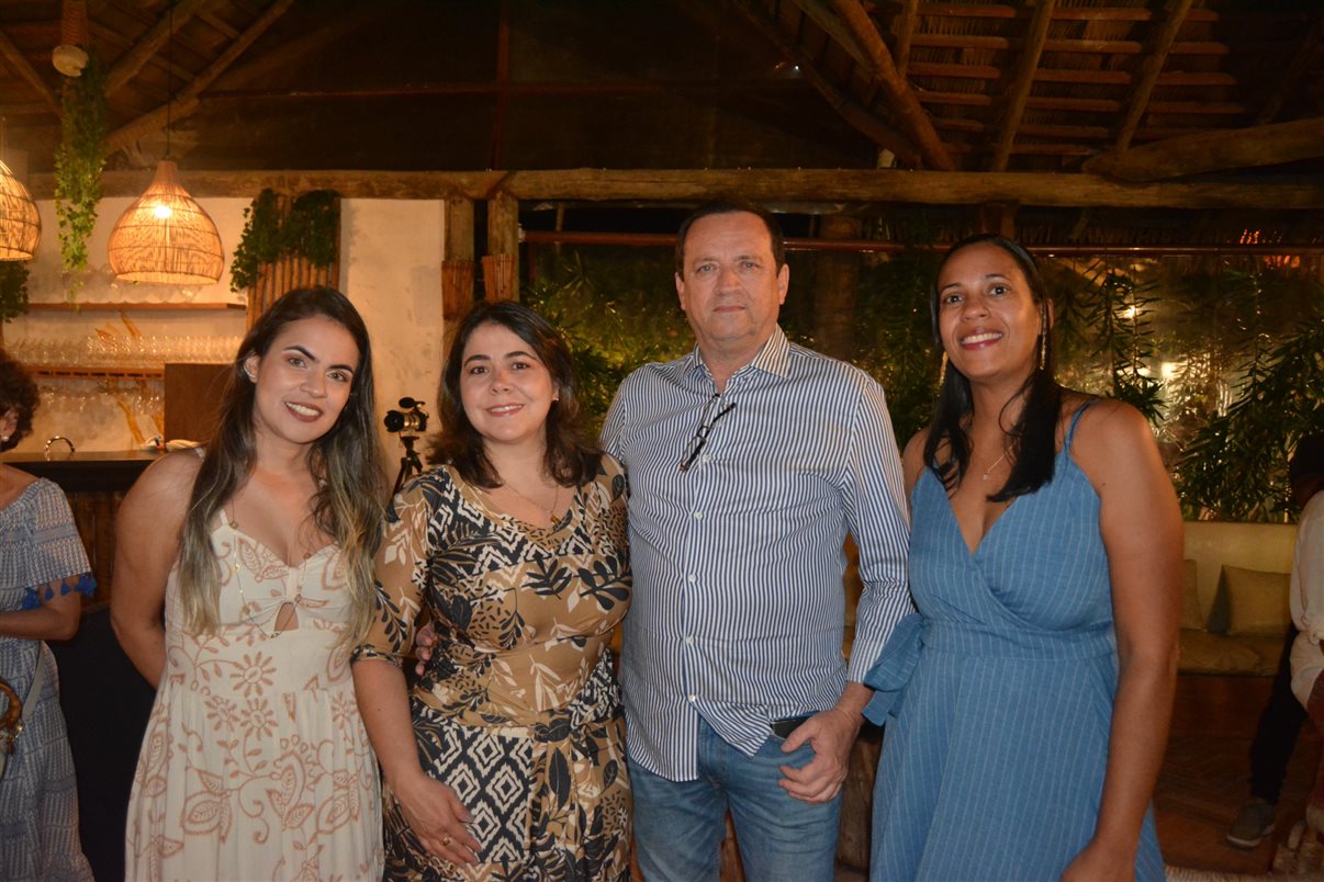 Convidados do Golden Friends assistem a vídeos 