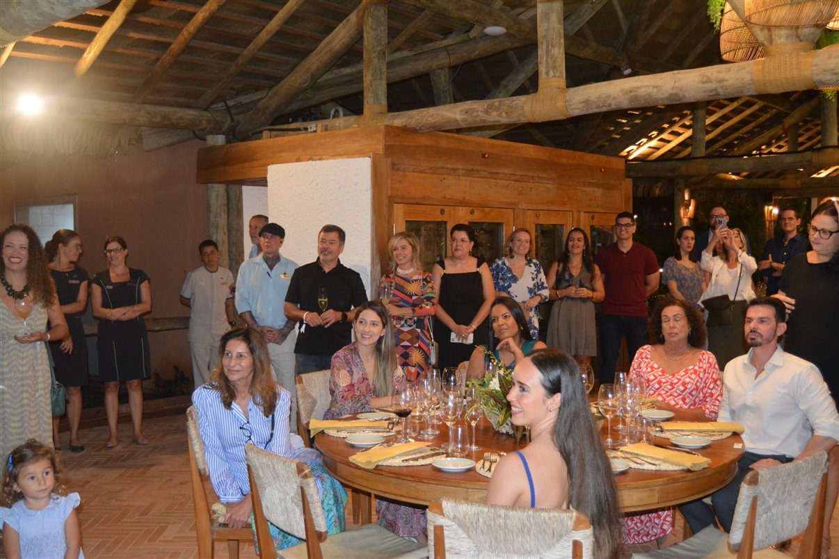 Convidados do Golden Friends assistem a vídeos 
