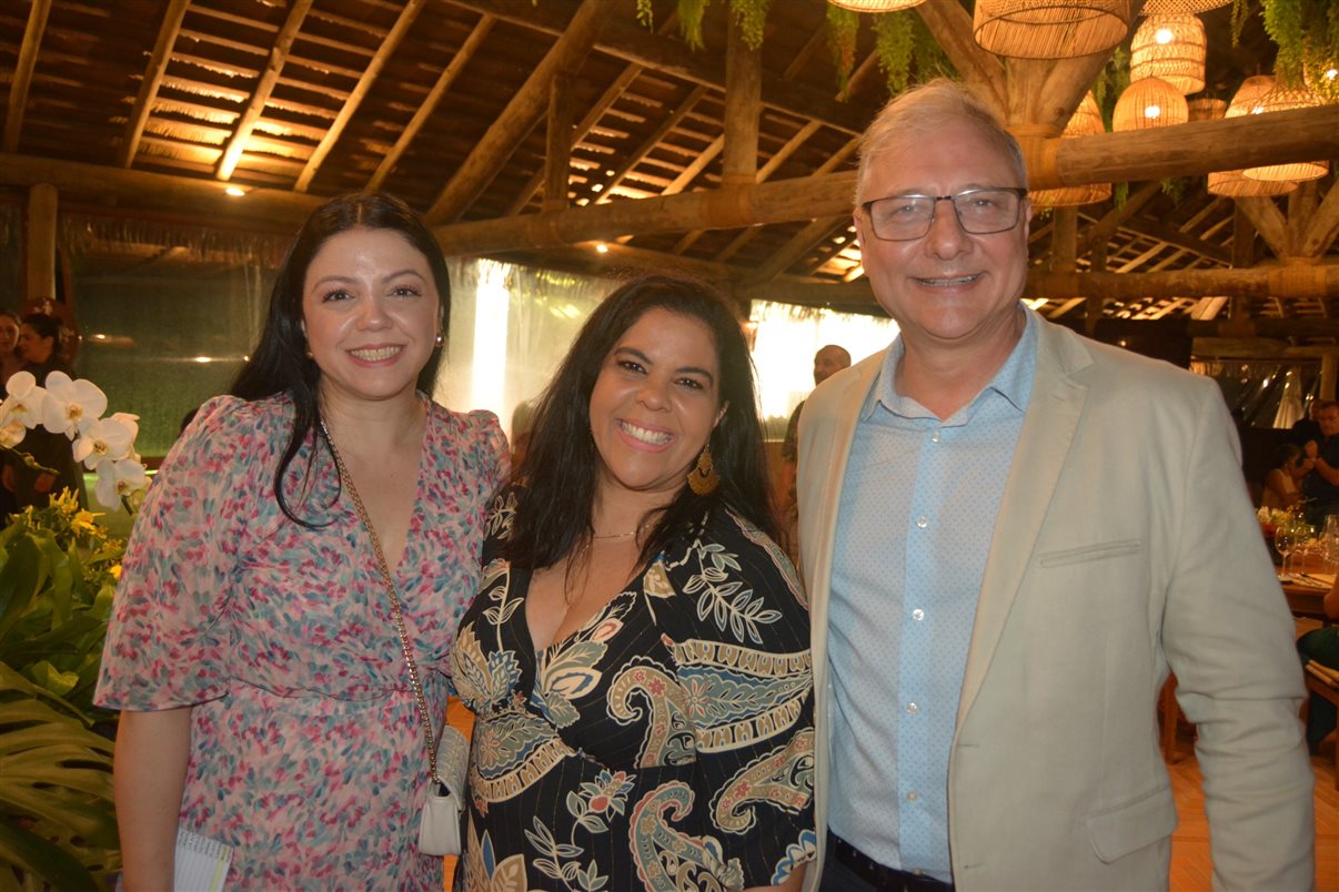Convidados do Golden Friends assistem a vídeos 