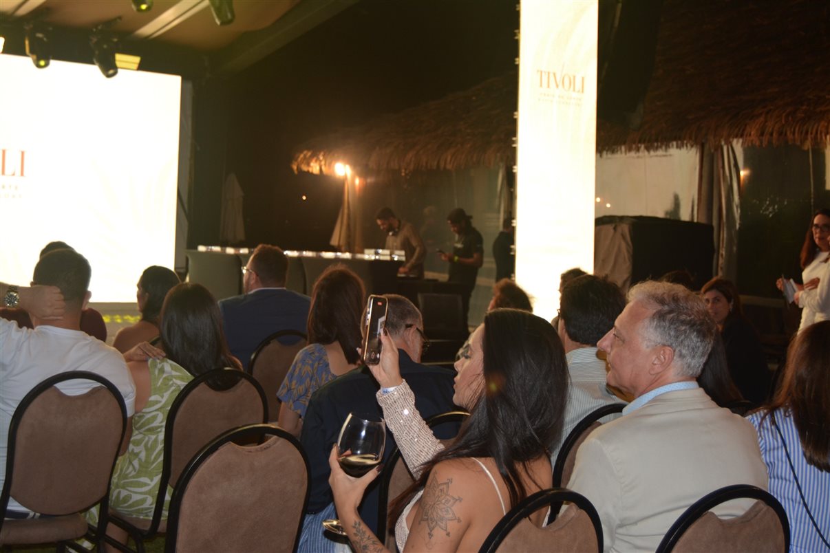 Convidados do Golden Friends assistem a vídeos 