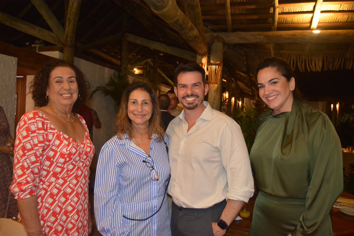 Convidados do Golden Friends assistem a vídeos 