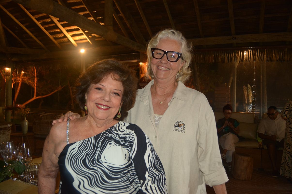 Convidados do Golden Friends assistem a vídeos 
