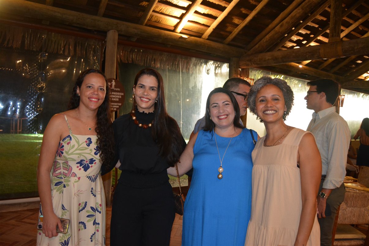 Convidados do Golden Friends assistem a vídeos 