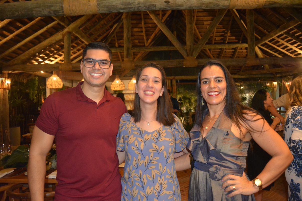 Convidados do Golden Friends assistem a vídeos 