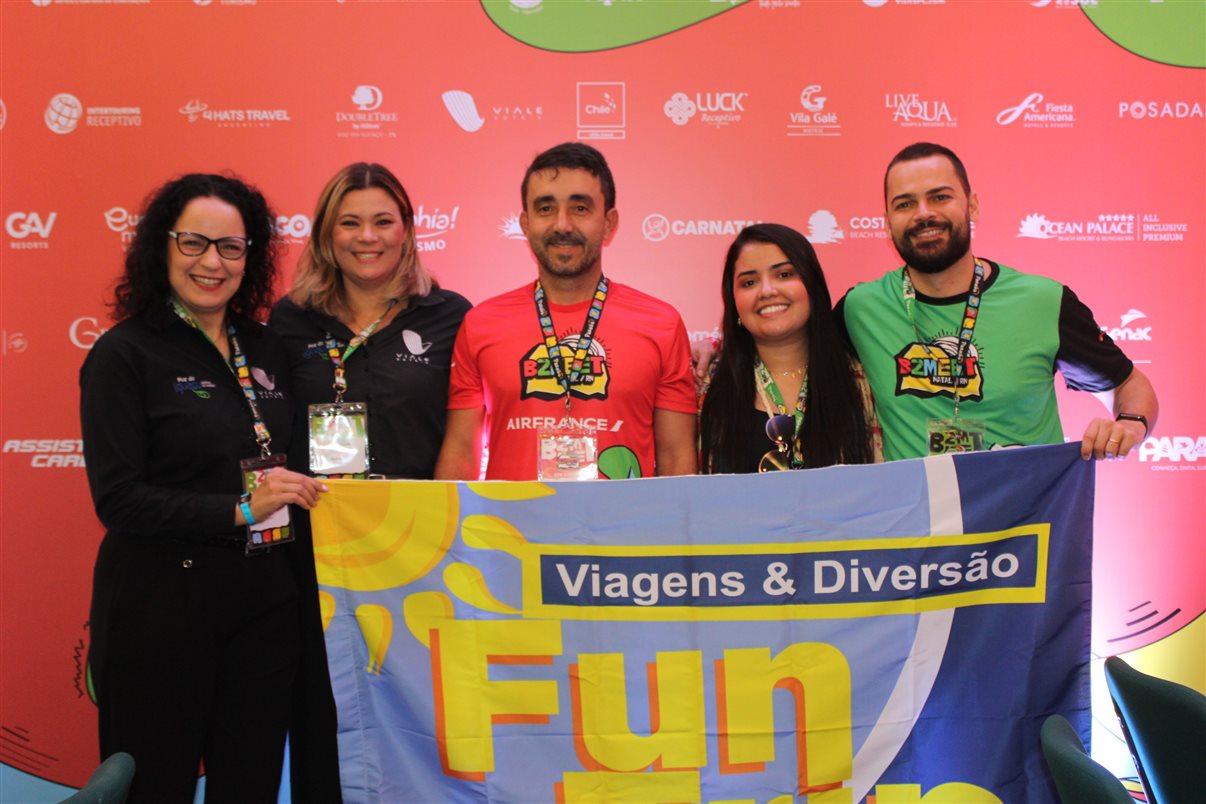 Marcos Bizzotto, da Frt, com Rita D'Kássia e Talita Celi, da Amarante Viagens 