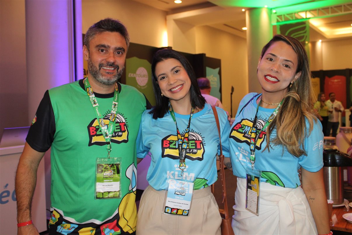 Marcos Bizzotto, da Frt, com Rita D'Kássia e Talita Celi, da Amarante Viagens 