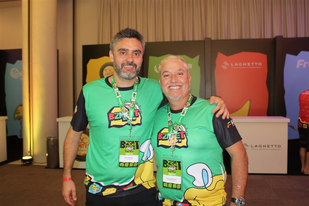 Marcos Bizzotto, da Frt, com Rita D'Kássia e Talita Celi, da Amarante Viagens 