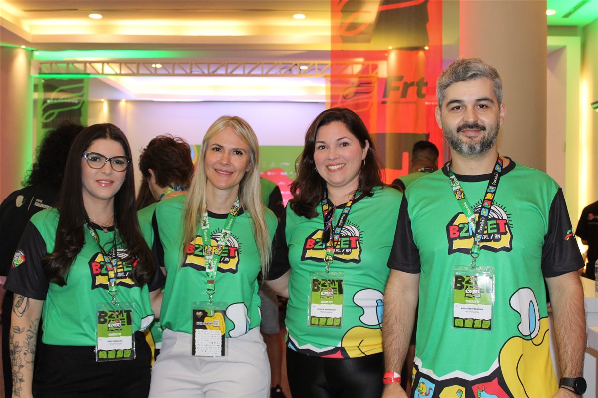 Marcos Bizzotto, da Frt, com Rita D'Kássia e Talita Celi, da Amarante Viagens 