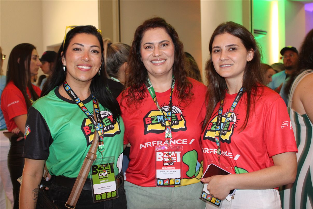 Marcos Bizzotto, da Frt, com Rita D'Kássia e Talita Celi, da Amarante Viagens 