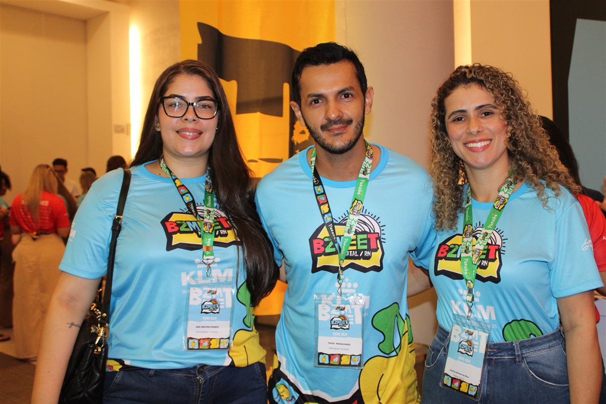 Marcos Bizzotto, da Frt, com Rita D'Kássia e Talita Celi, da Amarante Viagens 