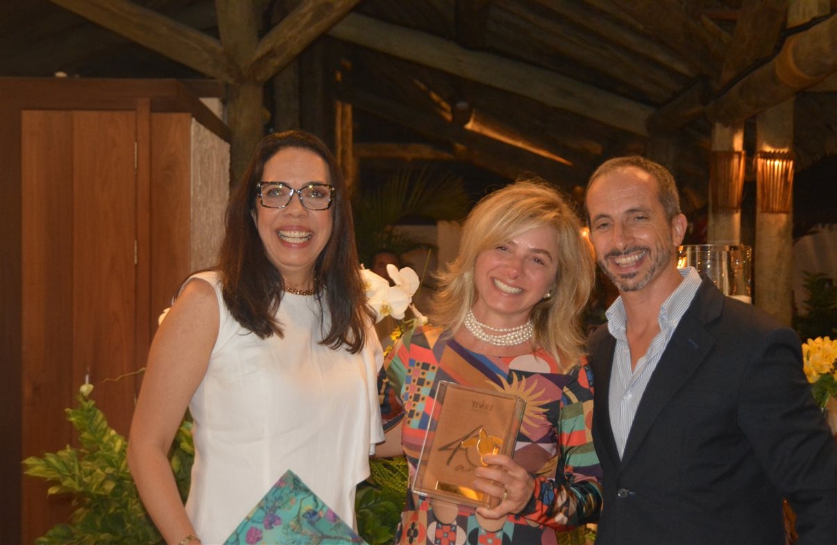 Flavio Louro, da EHTL, entre Maria Helena Santana e João Corte-Real, do Tivoli