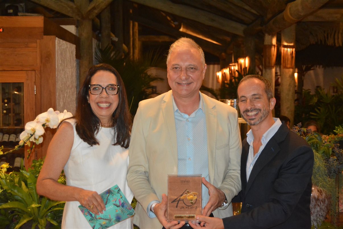 Flavio Louro, da EHTL, entre Maria Helena Santana e João Corte-Real, do Tivoli