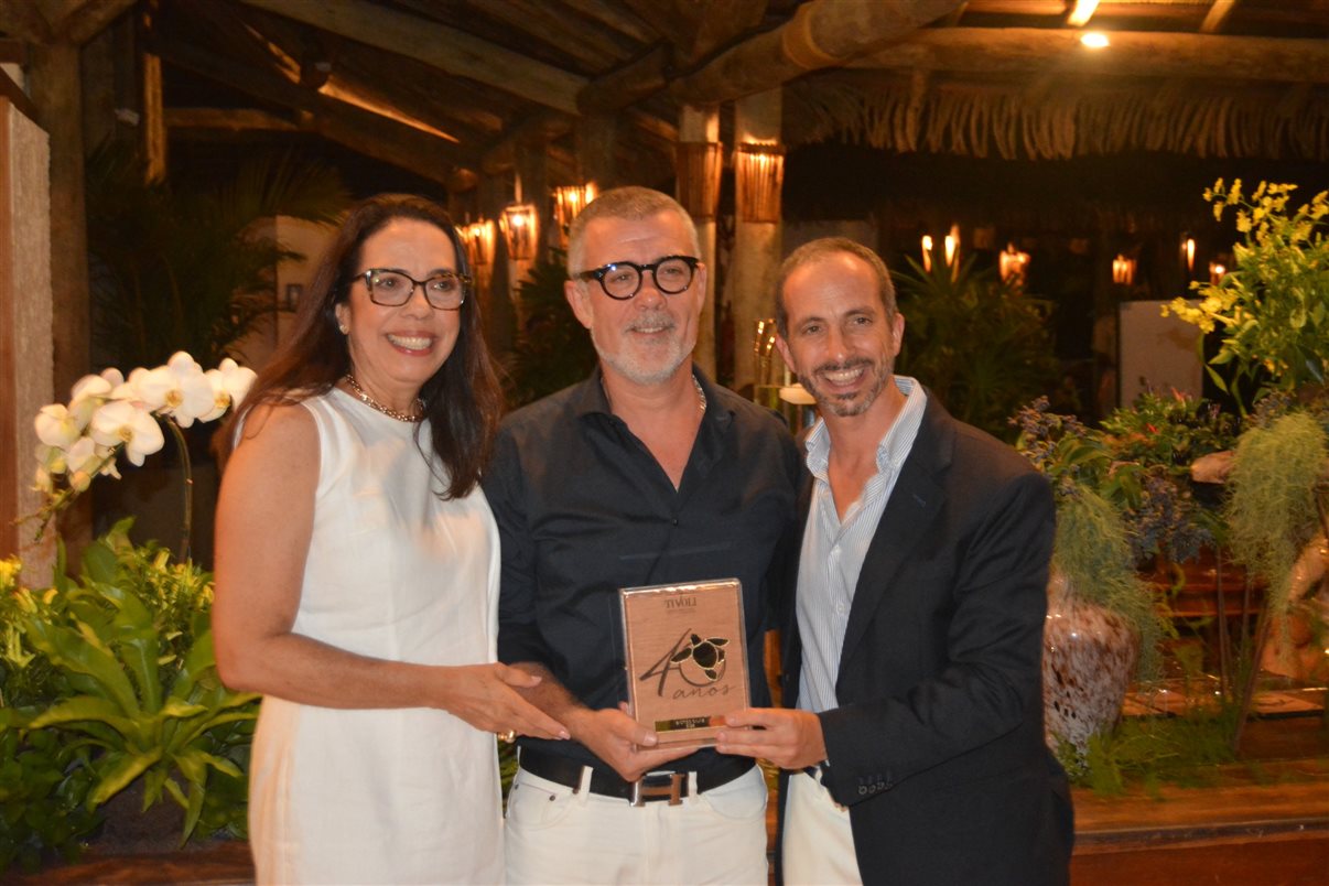 Flavio Louro, da EHTL, entre Maria Helena Santana e João Corte-Real, do Tivoli