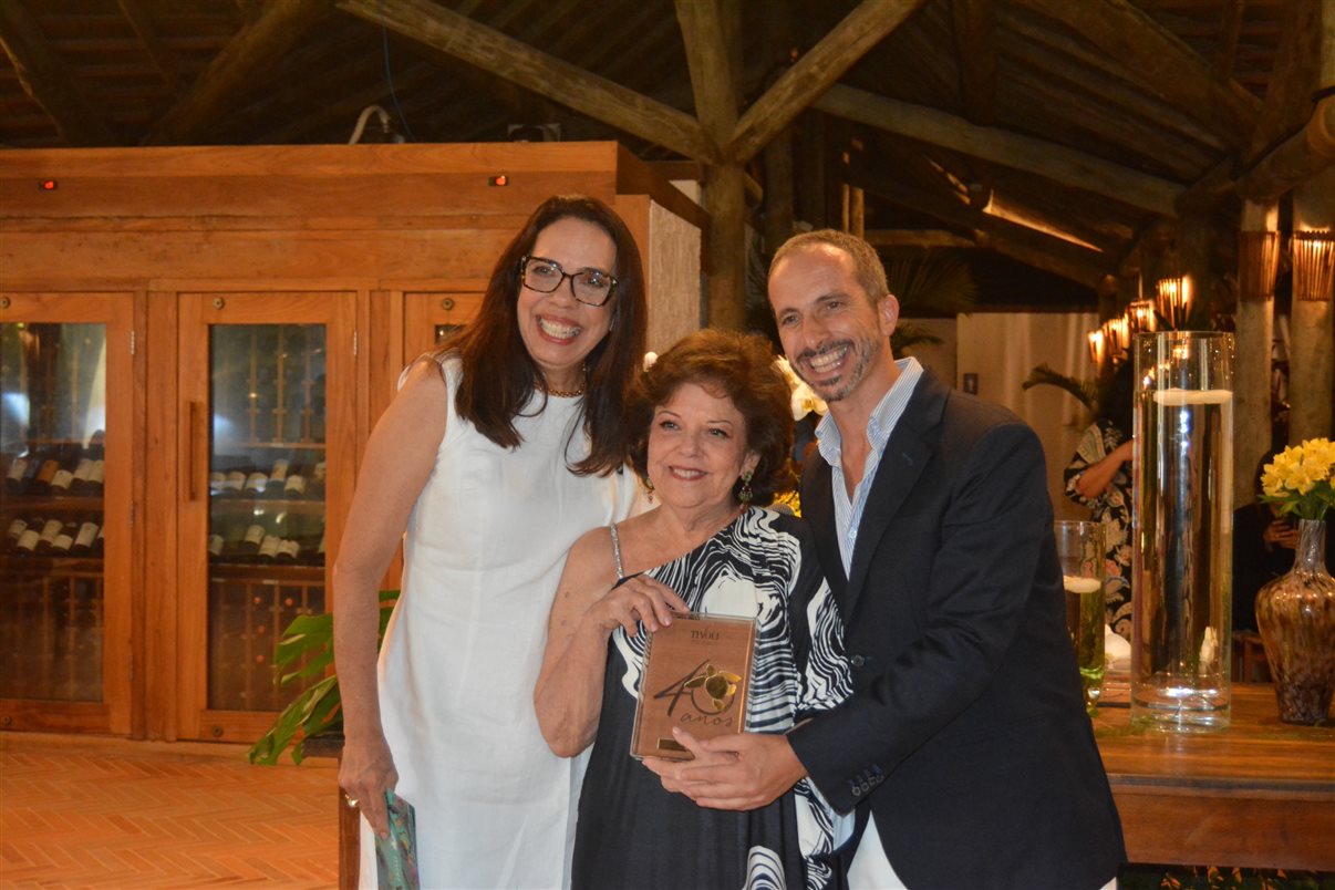 Flavio Louro, da EHTL, entre Maria Helena Santana e João Corte-Real, do Tivoli