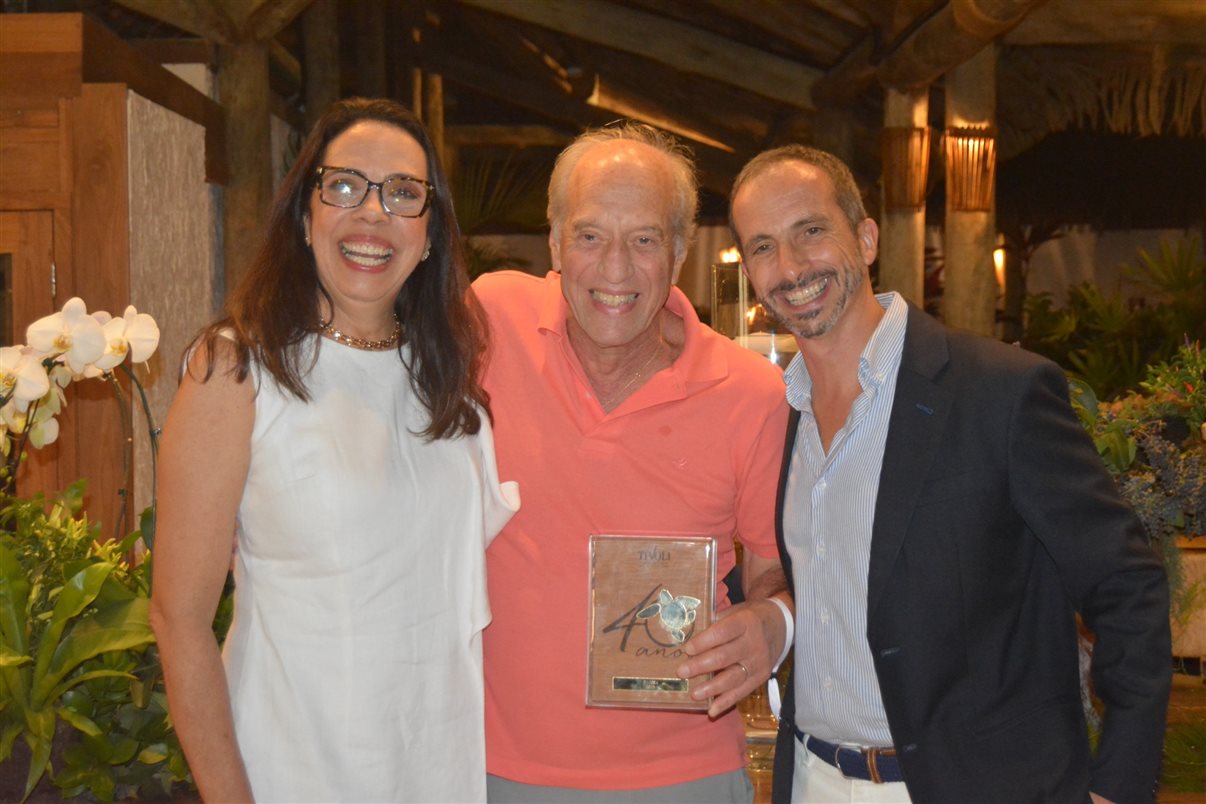 Flavio Louro, da EHTL, entre Maria Helena Santana e João Corte-Real, do Tivoli
