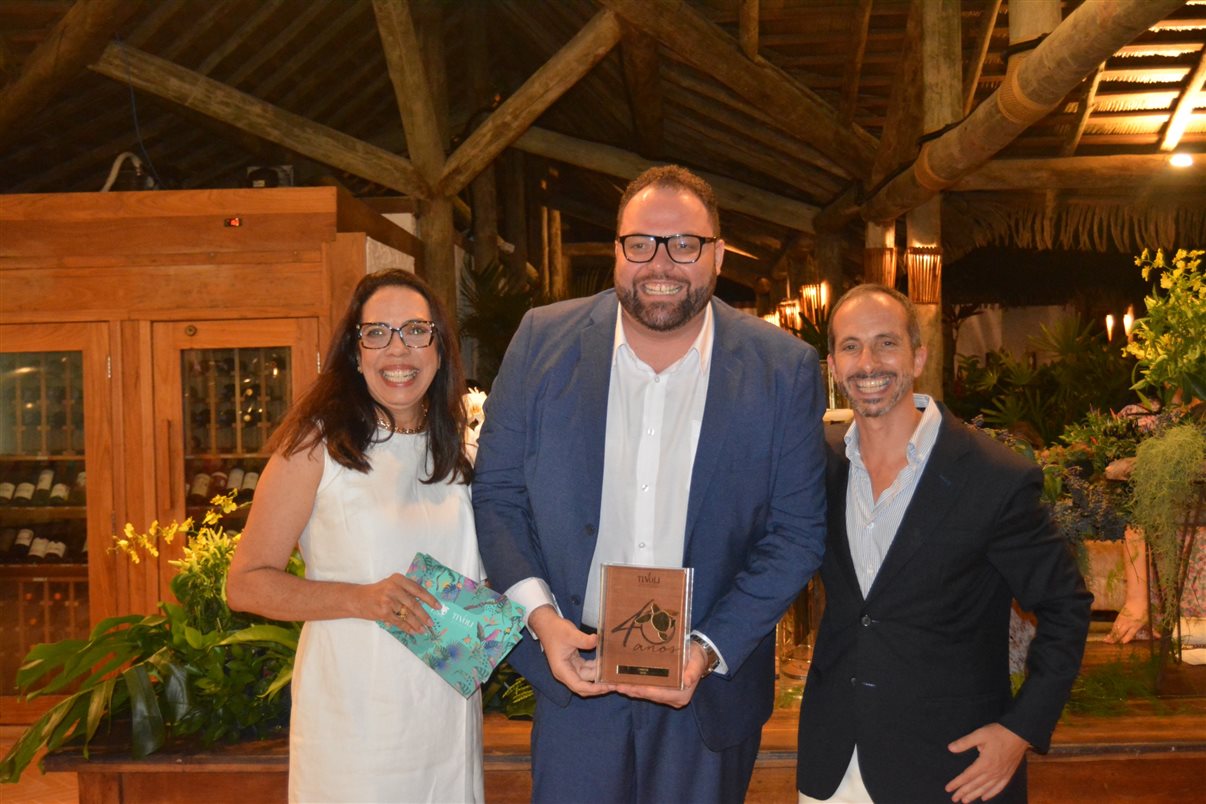 Flavio Louro, da EHTL, entre Maria Helena Santana e João Corte-Real, do Tivoli