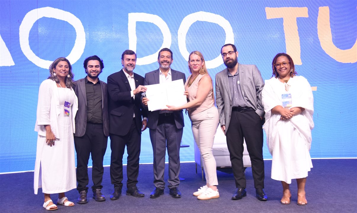 Juliana Paiva, do MTur, Hiago Mendes, da Secretaria da Defesa dos Direitos das Pessoas LGBTQIA+, Marcelo Freixo, da Embratur, Jorge Souza, da Orinter, Sammy Larrat, da Secretaria da Defesa dos Direitos das Pessoas LGBTQIA+, Rafael Marques, da Orinter, e Tânia Neres, da Embratur