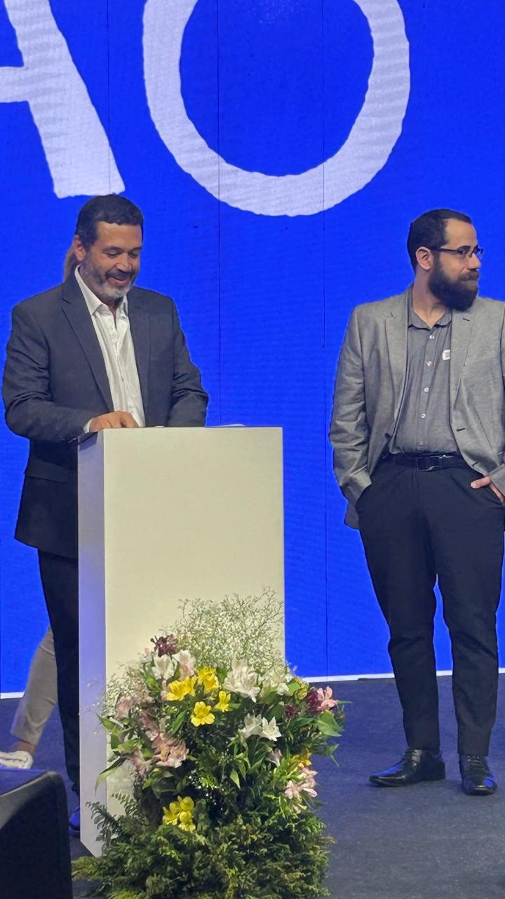 Jorge Souza, da Orinter, assina o termo