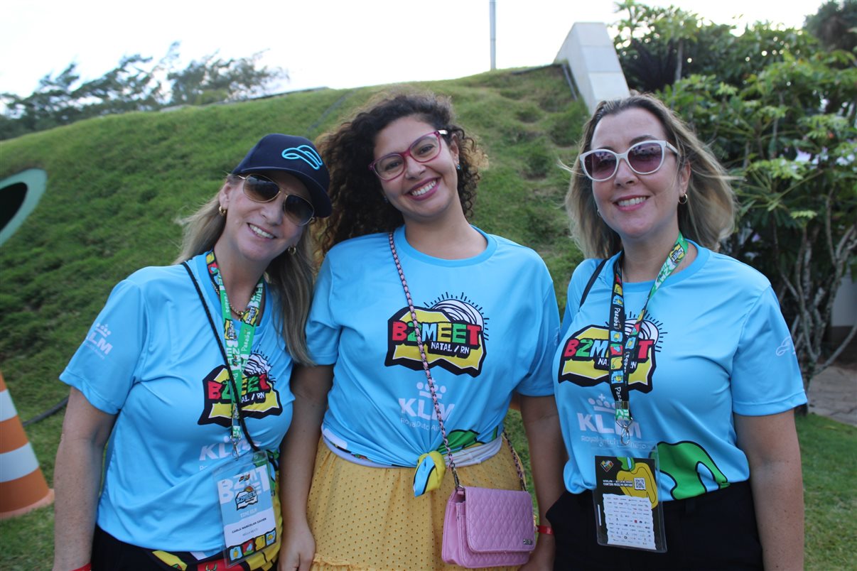 Marcos Bizzotto, da Frt, com Rita D'Kássia e Talita Celi, da Amarante Viagens 
