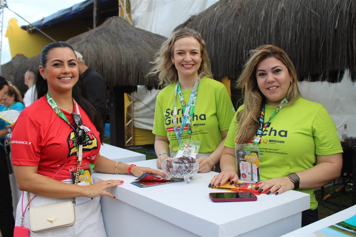 Marcos Bizzotto, da Frt, com Rita D'Kássia e Talita Celi, da Amarante Viagens 