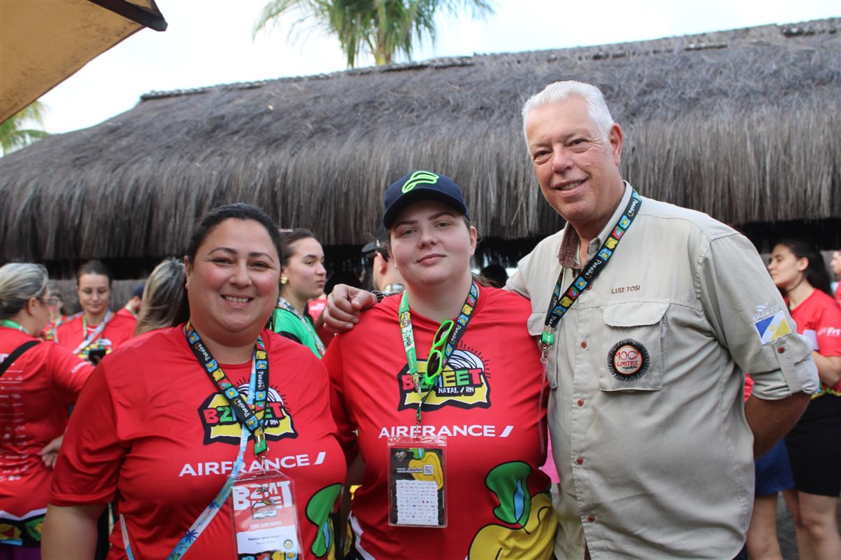 Marcos Bizzotto, da Frt, com Rita D'Kássia e Talita Celi, da Amarante Viagens 