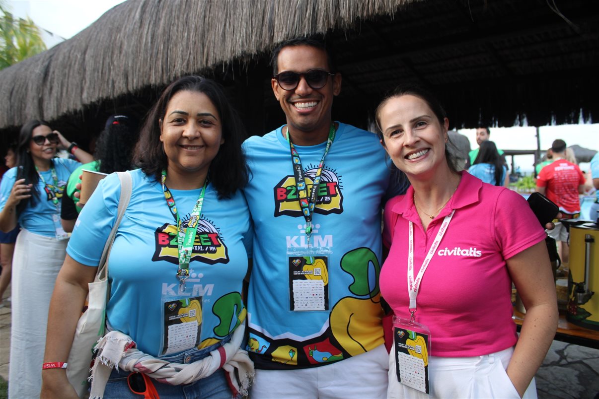 Marcos Bizzotto, da Frt, com Rita D'Kássia e Talita Celi, da Amarante Viagens 