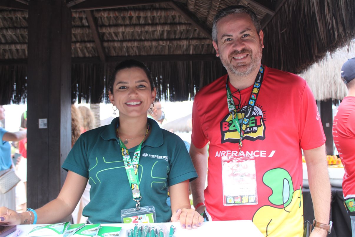 Marcos Bizzotto, da Frt, com Rita D'Kássia e Talita Celi, da Amarante Viagens 