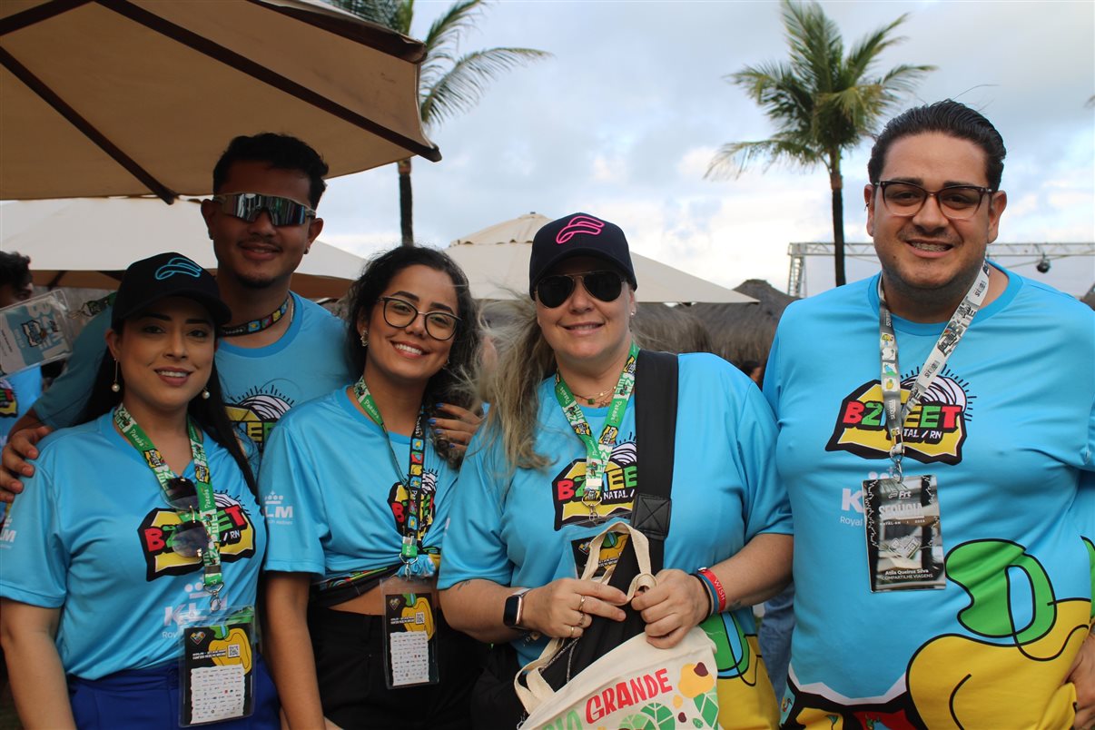 Marcos Bizzotto, da Frt, com Rita D'Kássia e Talita Celi, da Amarante Viagens 