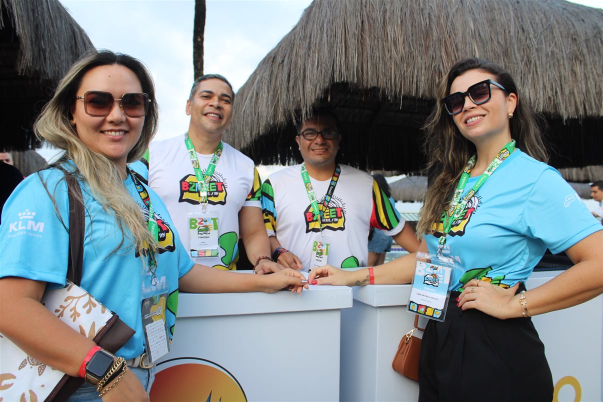 Marcos Bizzotto, da Frt, com Rita D'Kássia e Talita Celi, da Amarante Viagens 