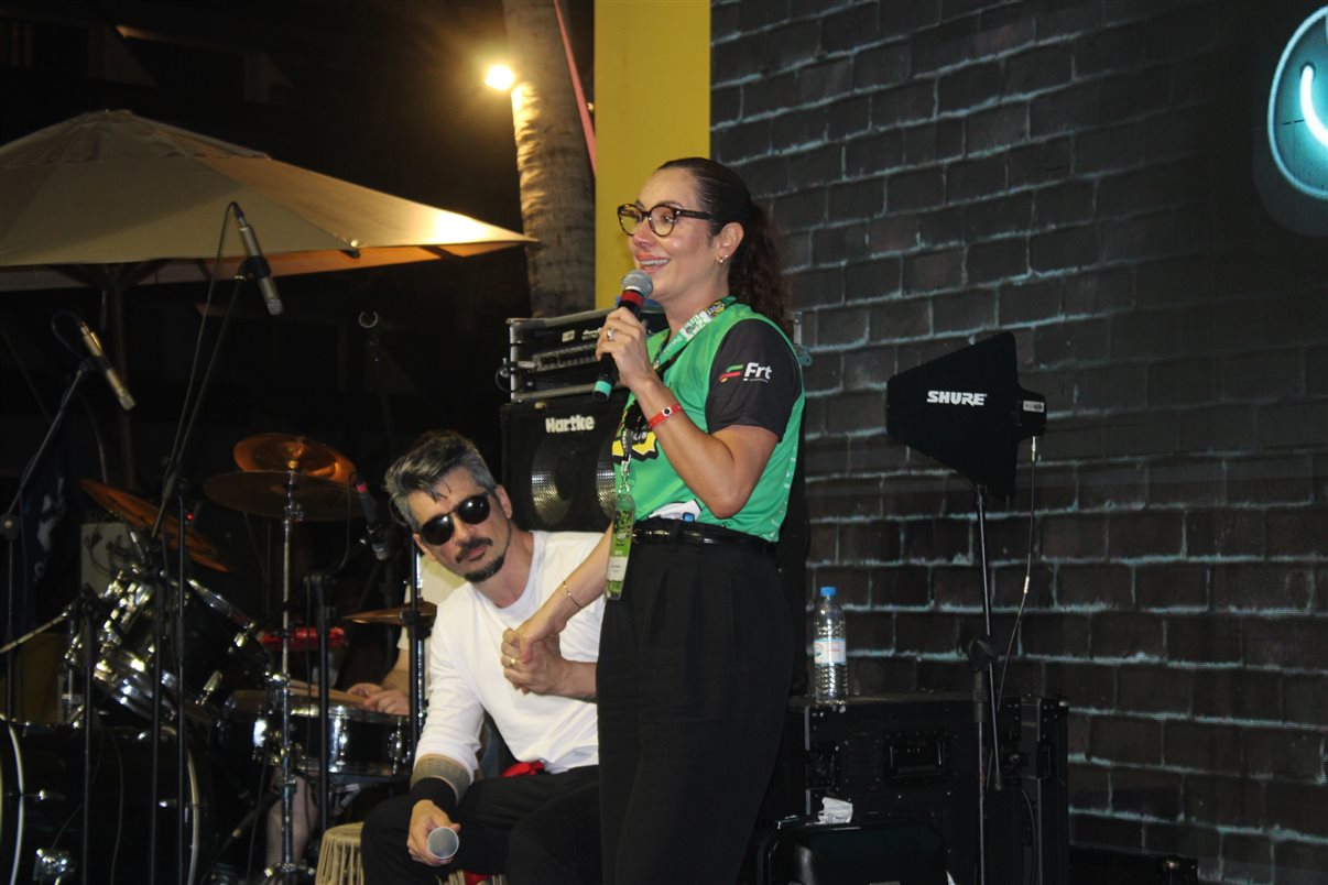Emocionada, Dani Meirelles, CEO da Frt, agradeceu aos agentes, parceiros e equipe