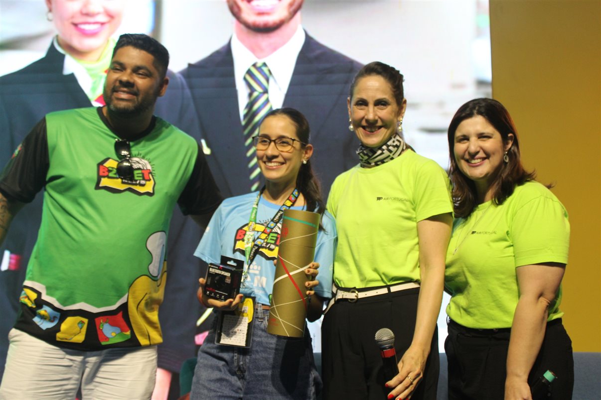 Emocionada, Dani Meirelles, CEO da Frt, agradeceu aos agentes, parceiros e equipe