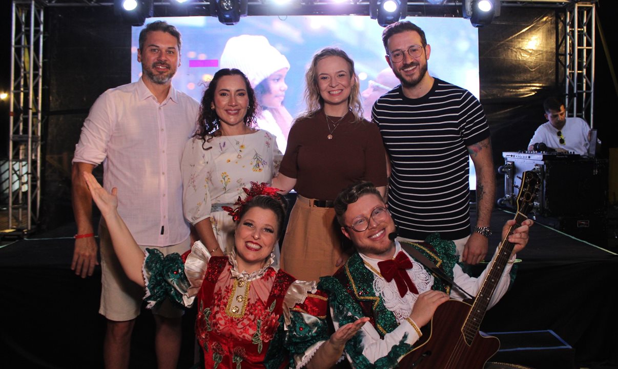 Diego Soares e Dani Meirelles, da Frt, Gabrielle Signor, da Brocker, Ricardo Bertolucci, secretário de Turismo de Gramado, com a Trupe de Natal\n\n