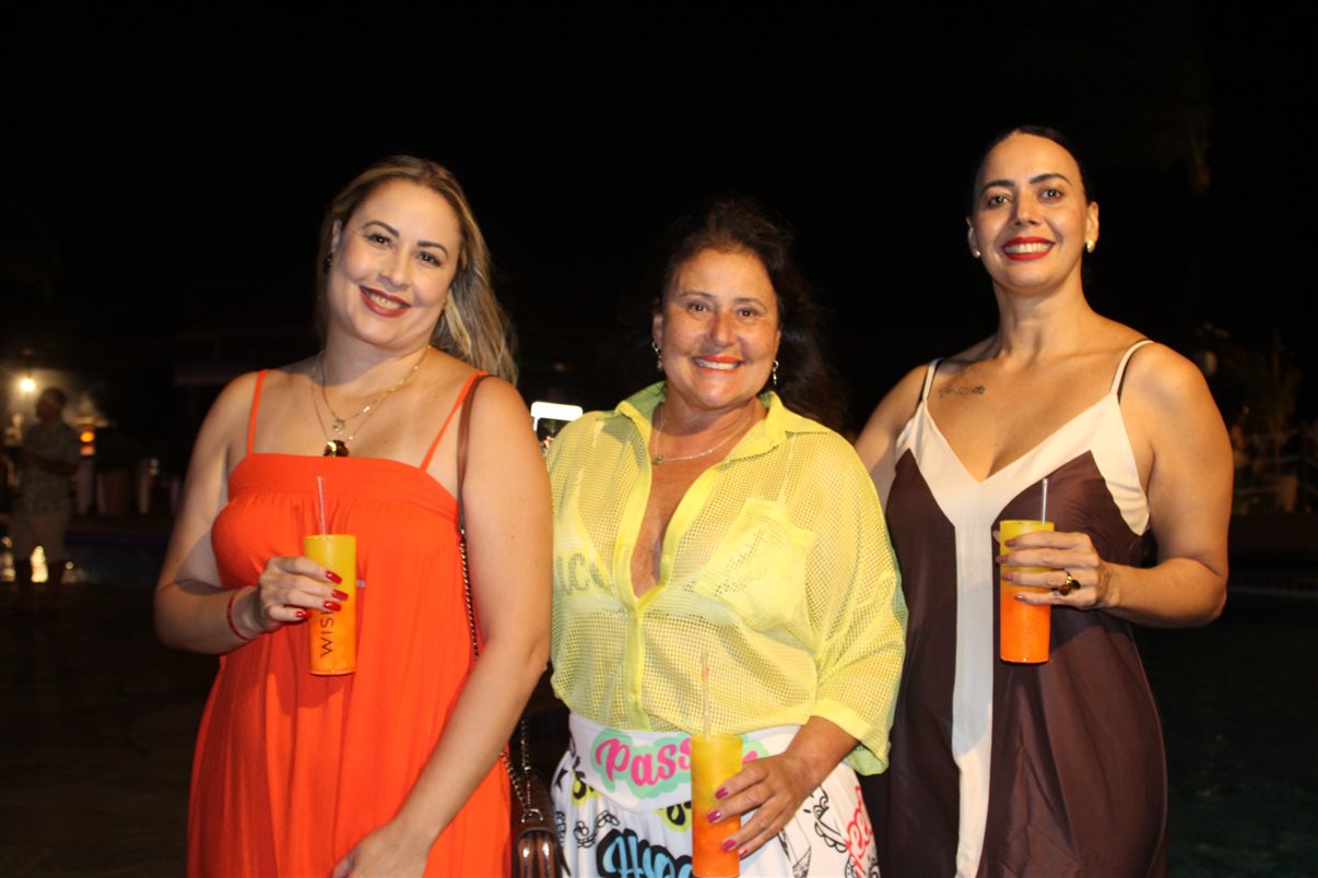 Diego Soares e Dani Meirelles, da Frt, Gabrielle Signor, da Brocker, Ricardo Bertolucci, secretário de Turismo de Gramado, com a Trupe de Natal 