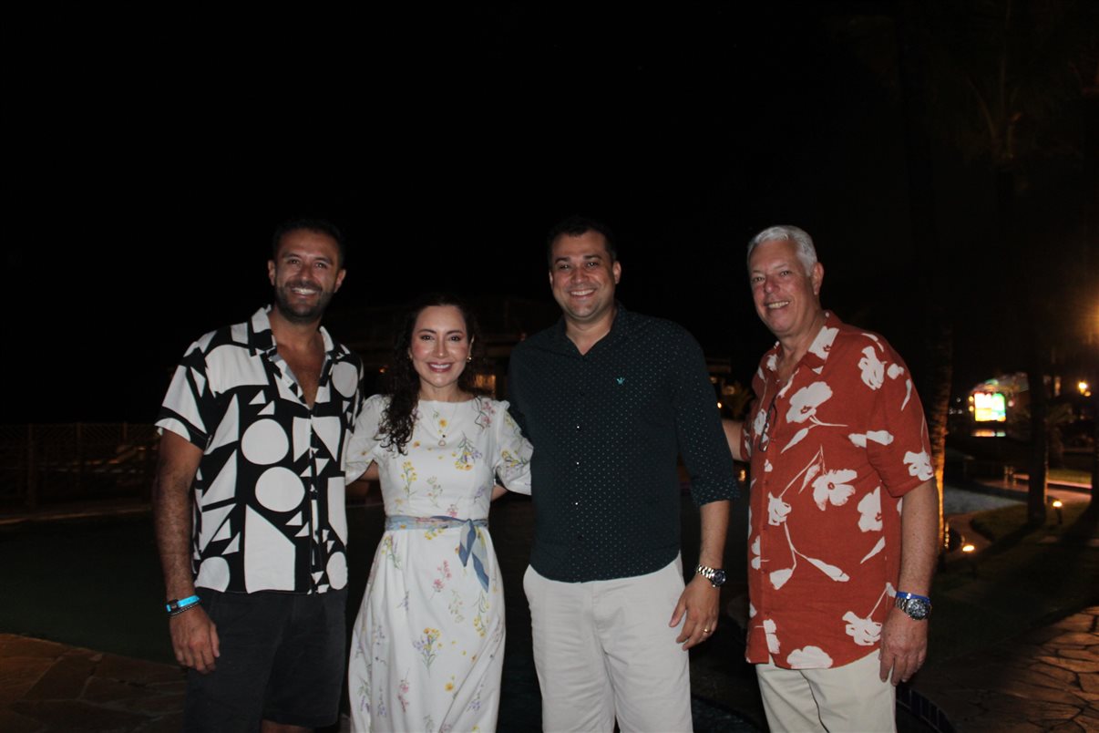 Diego Soares e Dani Meirelles, da Frt, Gabrielle Signor, da Brocker, Ricardo Bertolucci, secretário de Turismo de Gramado, com a Trupe de Natal 
