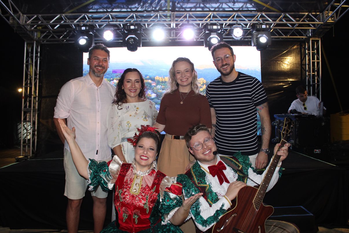Diego Soares e Dani Meirelles, da Frt, Gabrielle Signor, da Brocker, Ricardo Bertolucci, secretário de Turismo de Gramado, com a Trupe de Natal 