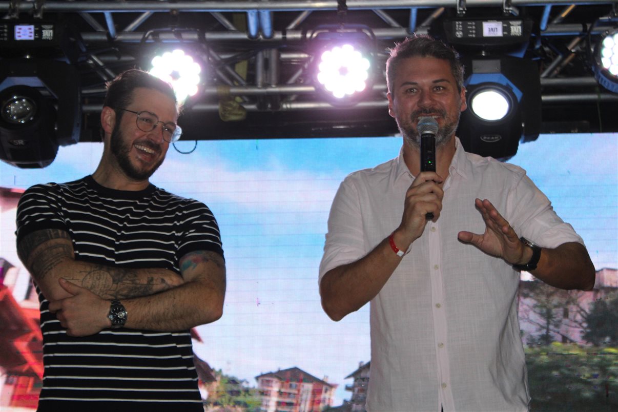 Diego Soares e Dani Meirelles, da Frt, Gabrielle Signor, da Brocker, Ricardo Bertolucci, secretário de Turismo de Gramado, com a Trupe de Natal 