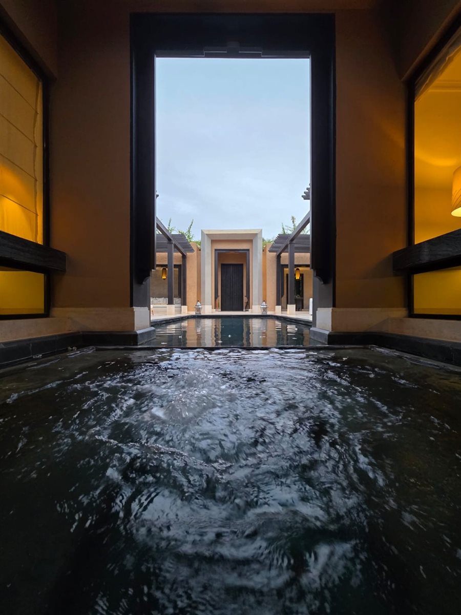 Área da piscina central do Mandarin Oriental Marrakech, com jardins