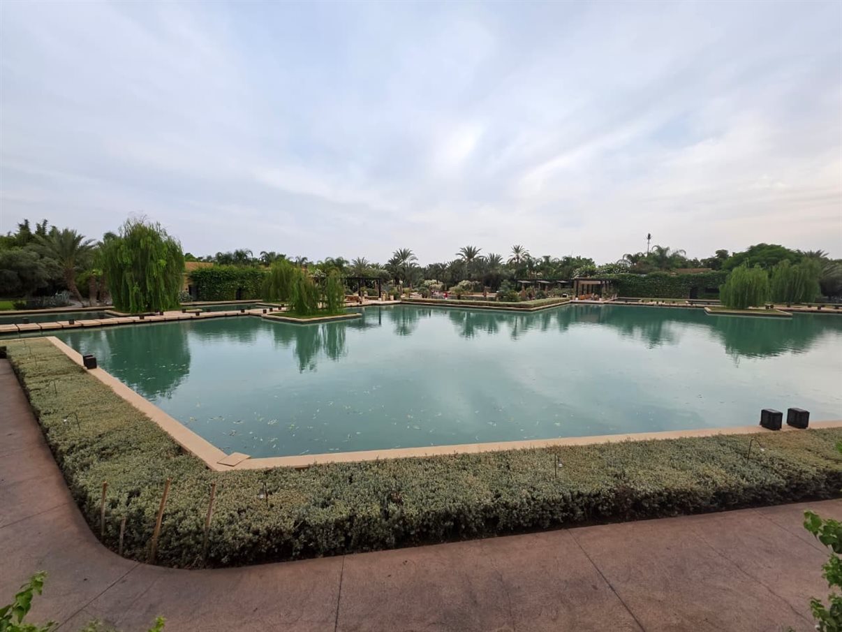 Área da piscina central do Mandarin Oriental Marrakech, com jardins