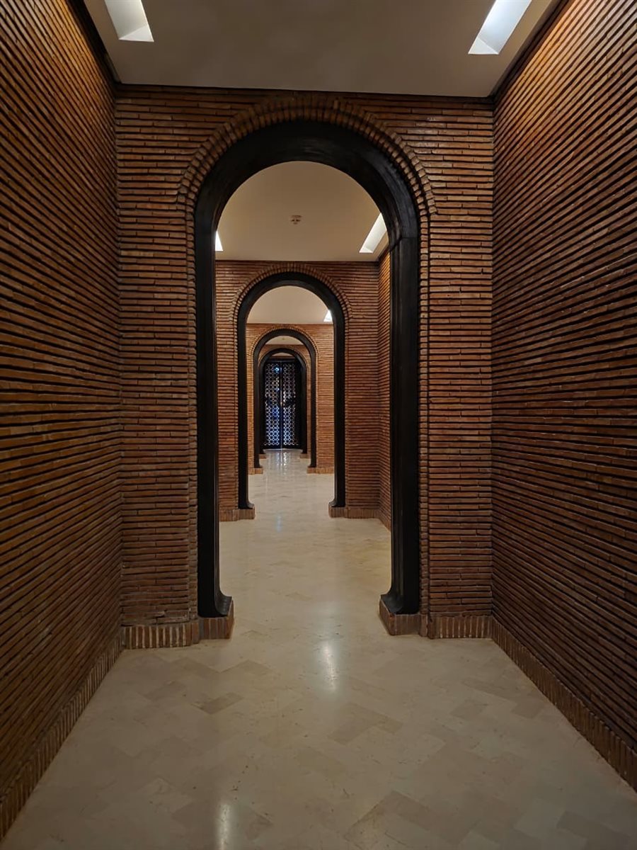 Área da piscina central do Mandarin Oriental Marrakech, com jardins