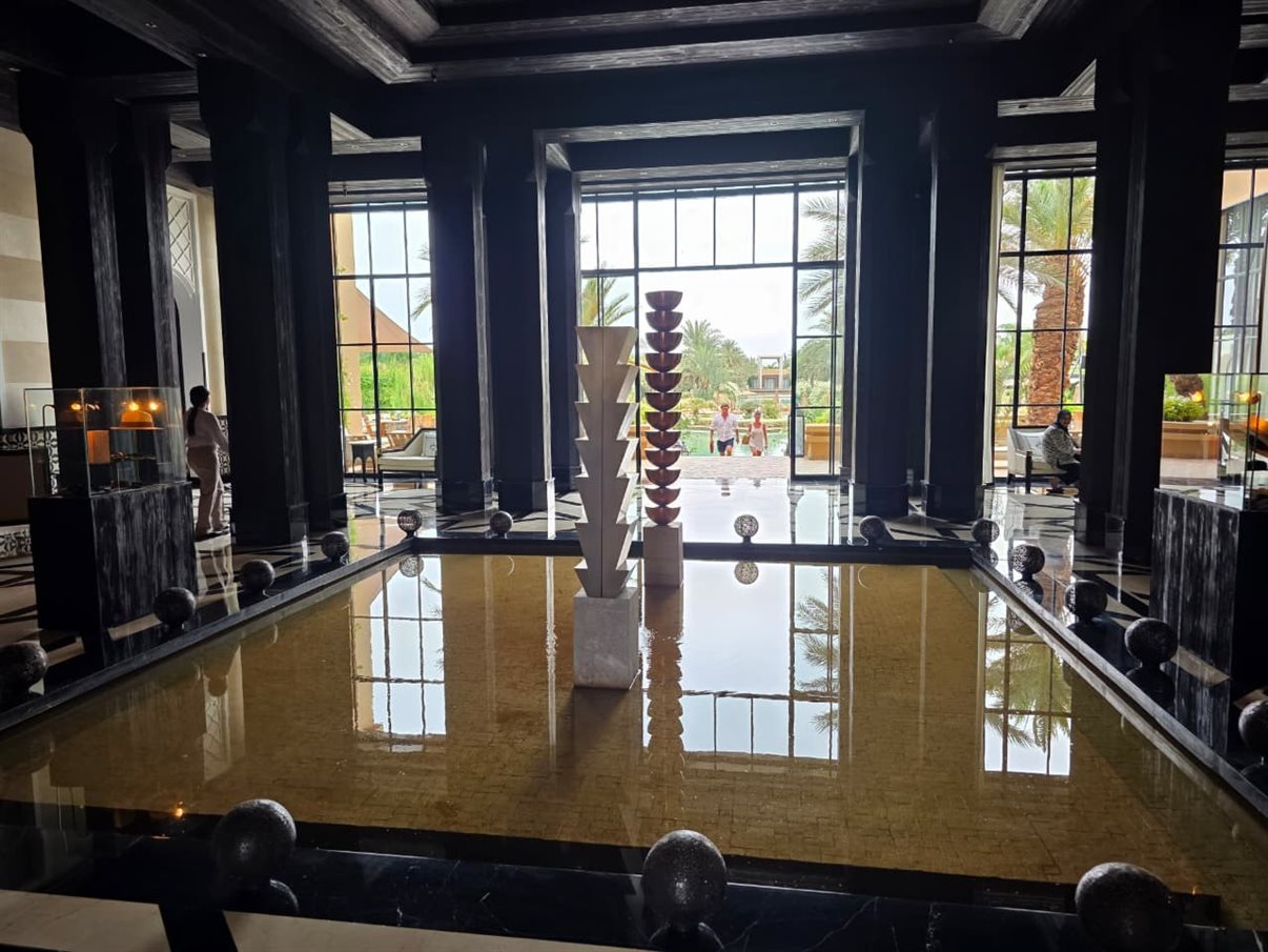 Área da piscina central do Mandarin Oriental Marrakech, com jardins