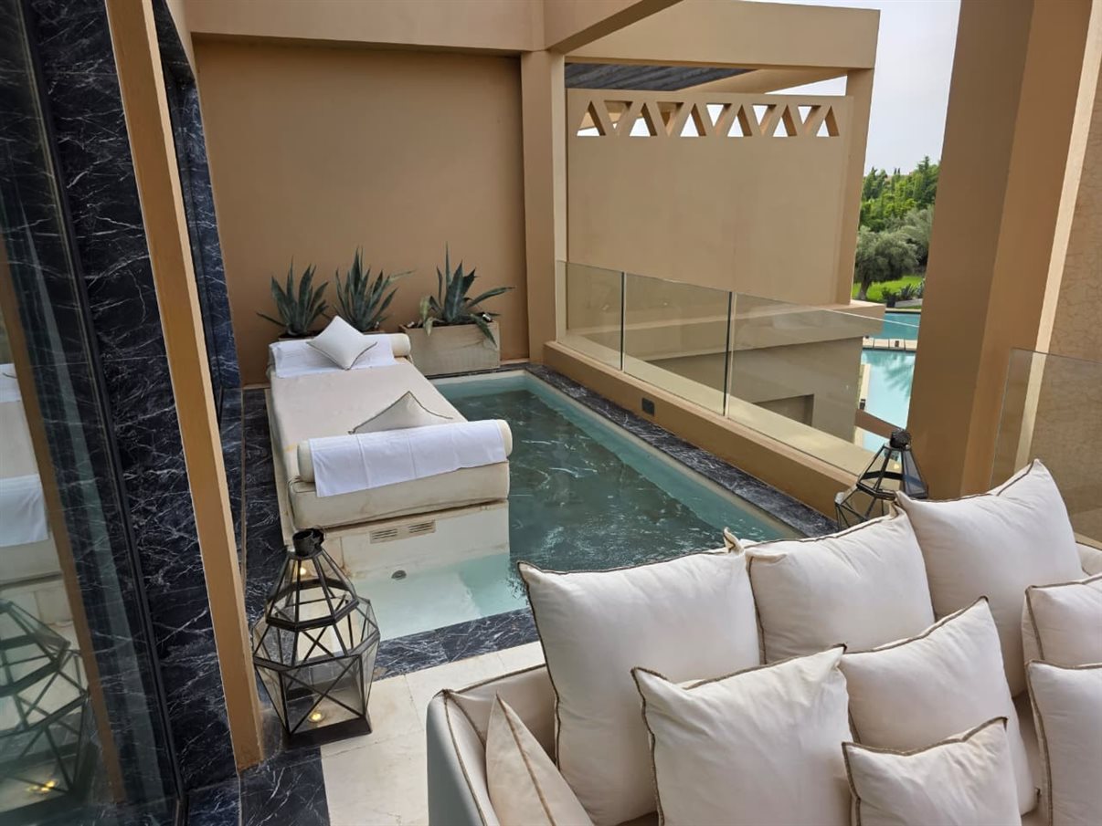 Área da piscina central do Mandarin Oriental Marrakech, com jardins