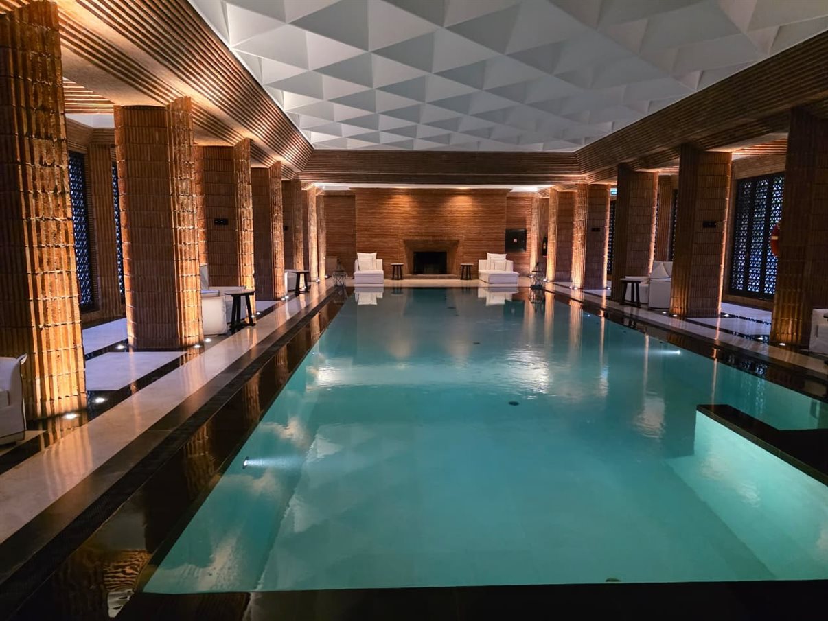 Área da piscina central do Mandarin Oriental Marrakech, com jardins