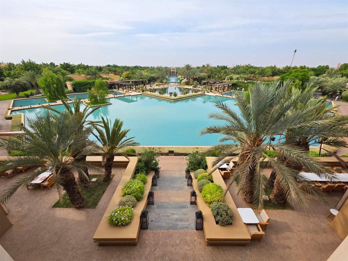 Área da piscina central do Mandarin Oriental Marrakech, com jardins