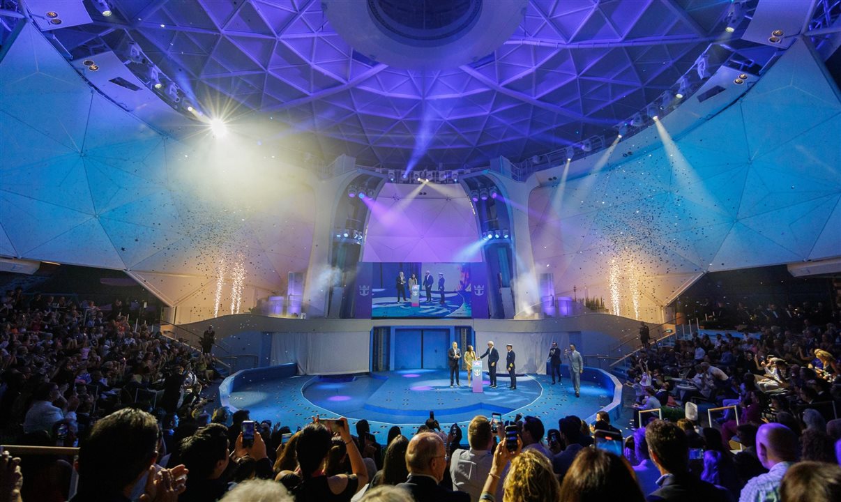 Cerimônia de batismo do navio foi realizada no AquaTheater