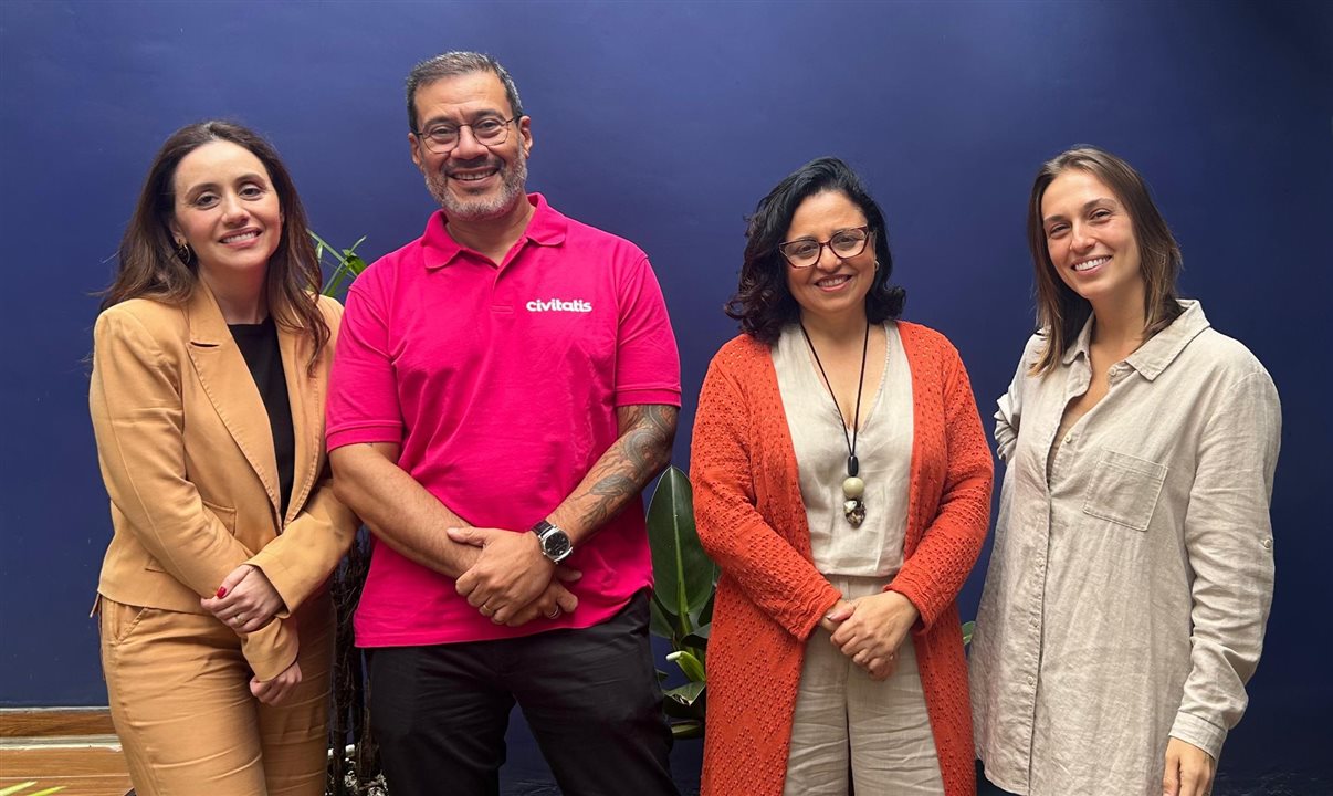 Camila Silveira, jornalista, Alexandre Silveira, country manager da Civitatis Brasil, Mônica Samia, secretária executiva da Setur-SP, e Marina Guaragna, influenciadora de viagens