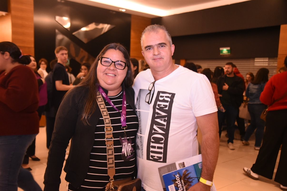 Christina Kler, da Boarding Gate, o personagem Tucalouro e Victor Borgi, da rede  Wyndham
