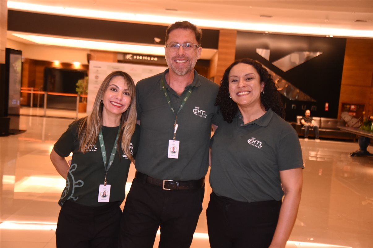 Christina Kler, da Boarding Gate, o personagem Tucalouro e Victor Borgi, da rede  Wyndham