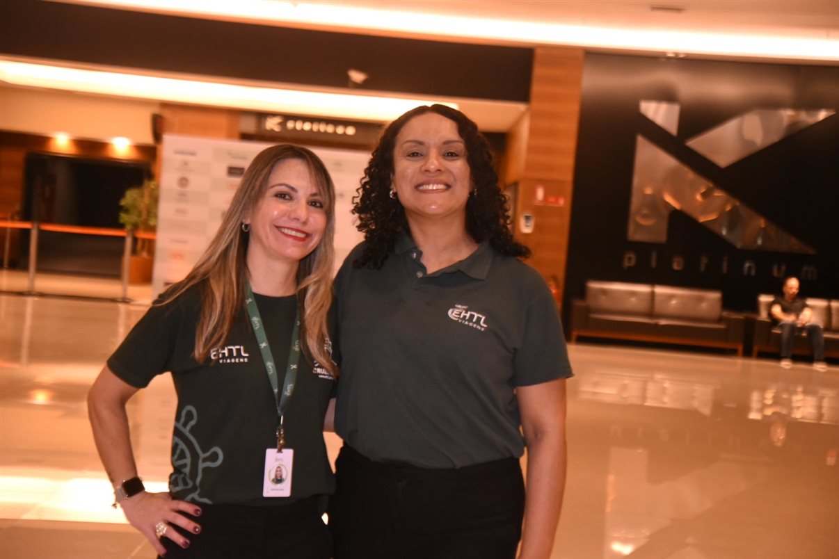 Christina Kler, da Boarding Gate, o personagem Tucalouro e Victor Borgi, da rede  Wyndham