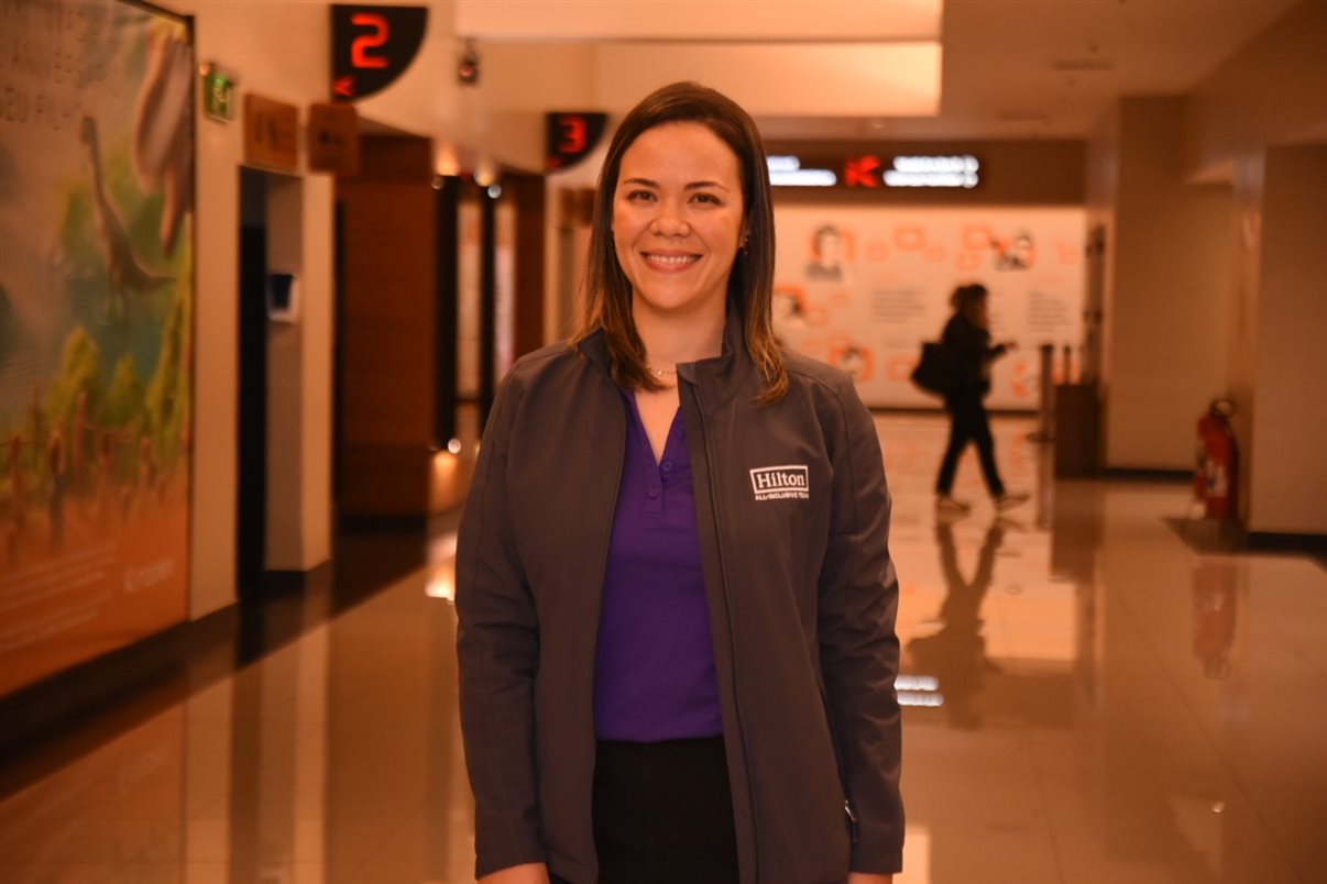 Christina Kler, da Boarding Gate, o personagem Tucalouro e Victor Borgi, da rede  Wyndham