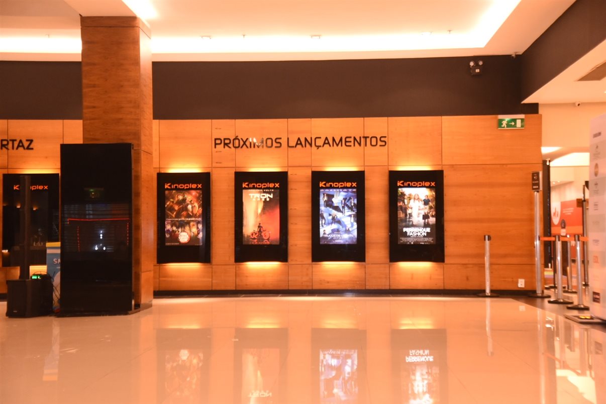 Christina Kler, da Boarding Gate, o personagem Tucalouro e Victor Borgi, da rede  Wyndham